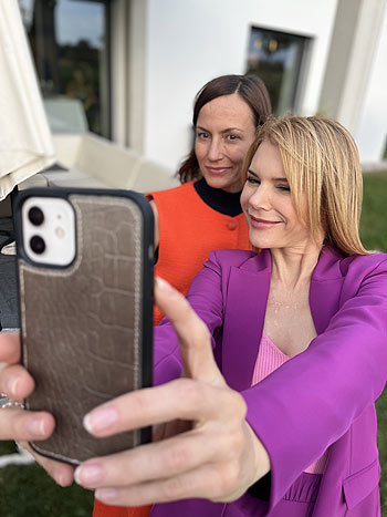 Vor dem Shooting ist nach dem Shooting: Katrin Anna Stahl, Silke Popp (©Foto: Martin Schmitz)
